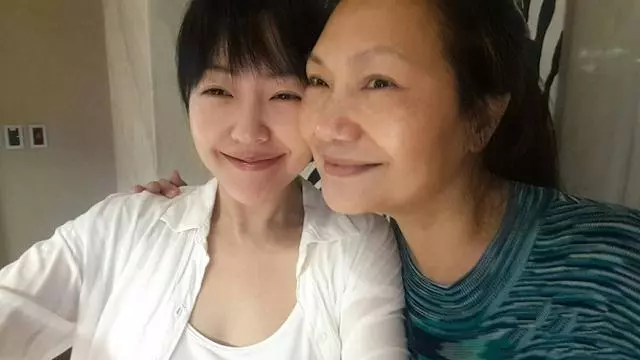 大s媽媽曬母女4人同框照,大姐徐熙嫻難得出鏡,和媽媽像同齡人
