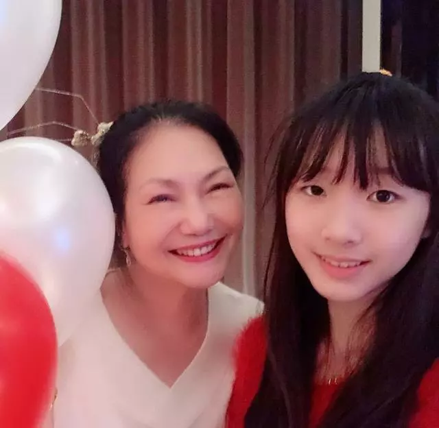 大s媽媽曬母女4人同框照,大姐徐熙嫻難得出鏡,和媽媽像同齡人