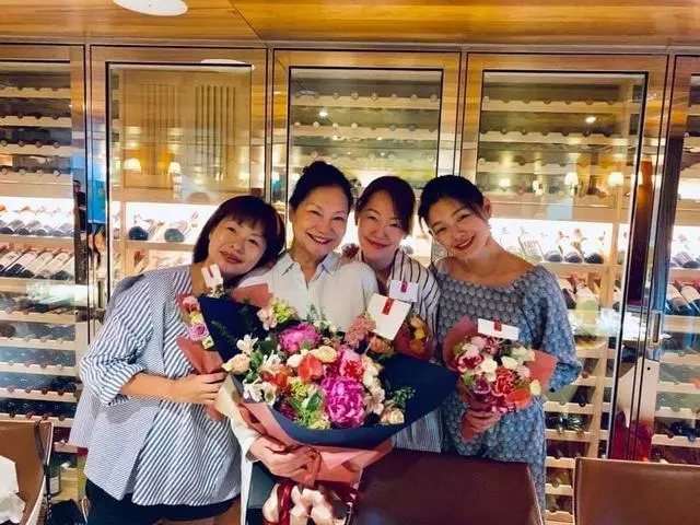 大s媽媽曬母女4人同框照,大姐徐熙嫻難得出鏡,和媽媽像同齡人