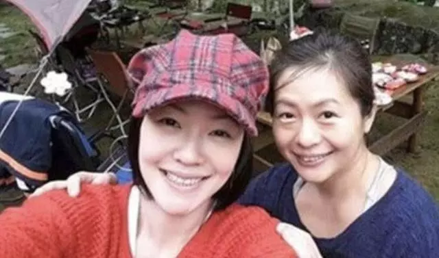 大s媽媽曬母女4人同框照,大姐徐熙嫻難得出鏡,和媽媽像同齡人