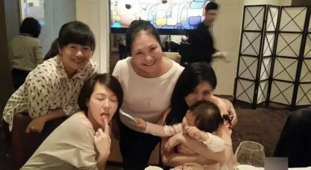 大s媽媽曬母女4人同框照,大姐徐熙嫻難得出鏡,和媽媽像同齡人