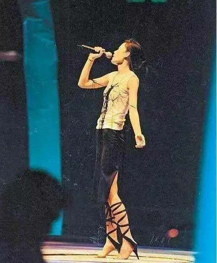 太強了!王菲演唱會沒穿鞋!天后居然踩釘子演唱!