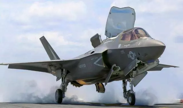 摔一架還不夠?美軍F35B戰機也在日本出意外,損失慘重