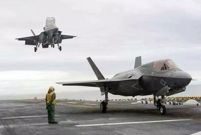 摔一架還不夠?美軍F35B戰機也在日本出意外,損失慘重
