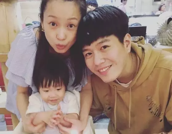 李易狂問小女兒以後要不要交男朋友,沒想到她居然這樣回應!爸爸暗爽的趕緊錄影存證,讓人看了都想忍不住想吐槽!