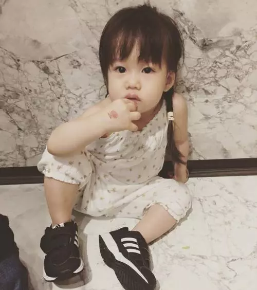 李易狂問小女兒以後要不要交男朋友,沒想到她居然這樣回應!爸爸暗爽的趕緊錄影存證,讓人看了都想忍不住想吐槽!