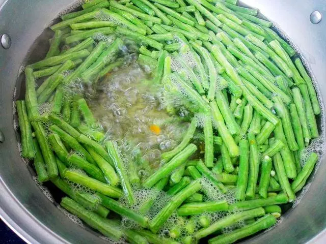 豆角直接炒就錯了,多加這一步,豆角更入味更好吃