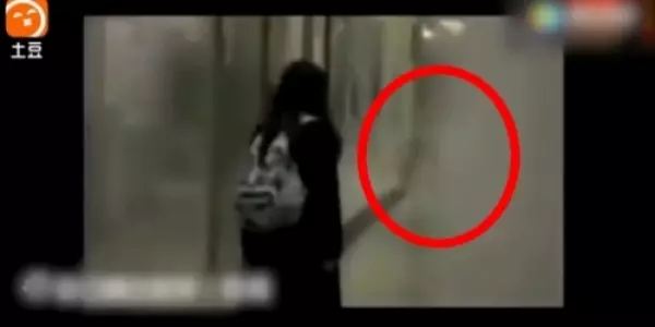 一名女子在路上不停跟空氣講話,路人們以為她是「神經病」下一秒鏡頭一轉,全部人嚇到說不出話來!「鏡子裡那個人到底是誰!」