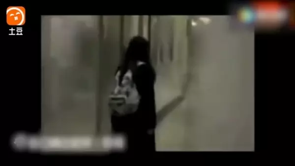 一名女子在路上不停跟空氣講話,路人們以為她是「神經病」下一秒鏡頭一轉,全部人嚇到說不出話來!「鏡子裡那個人到底是誰!」