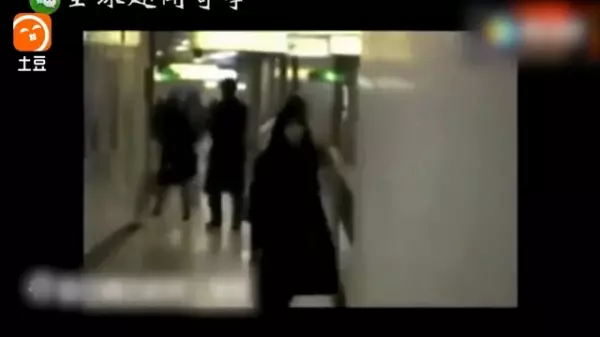 一名女子在路上不停跟空氣講話,路人們以為她是「神經病」下一秒鏡頭一轉,全部人嚇到說不出話來!「鏡子裡那個人到底是誰!」