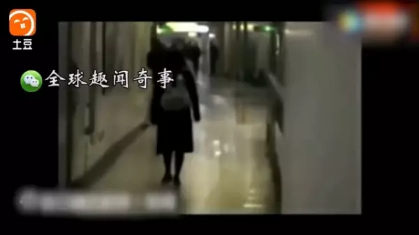 一名女子在路上不停跟空氣講話,路人們以為她是「神經病」下一秒鏡頭一轉,全部人嚇到說不出話來!「鏡子裡那個人到底是誰!」
