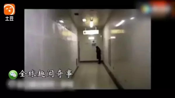一名女子在路上不停跟空氣講話,路人們以為她是「神經病」下一秒鏡頭一轉,全部人嚇到說不出話來!「鏡子裡那個人到底是誰!」