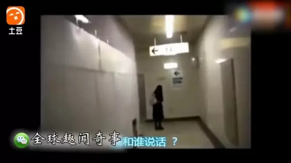 一名女子在路上不停跟空氣講話,路人們以為她是「神經病」下一秒鏡頭一轉,全部人嚇到說不出話來!「鏡子裡那個人到底是誰!」
