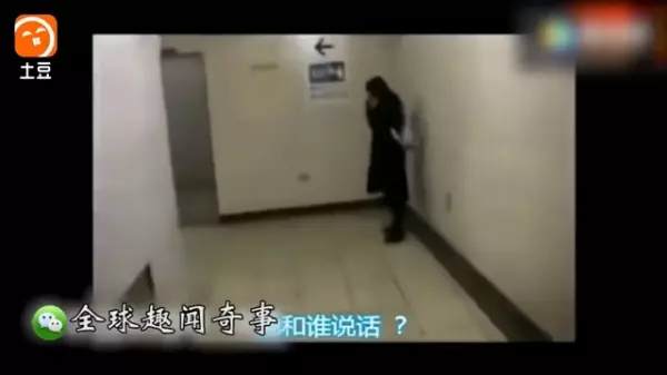 一名女子在路上不停跟空氣講話,路人們以為她是「神經病」下一秒鏡頭一轉,全部人嚇到說不出話來!「鏡子裡那個人到底是誰!」