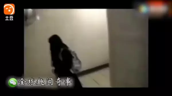 一名女子在路上不停跟空氣講話,路人們以為她是「神經病」下一秒鏡頭一轉,全部人嚇到說不出話來!「鏡子裡那個人到底是誰!」