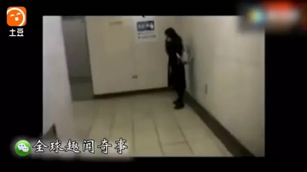 一名女子在路上不停跟空氣講話,路人們以為她是「神經病」下一秒鏡頭一轉,全部人嚇到說不出話來!「鏡子裡那個人到底是誰!」