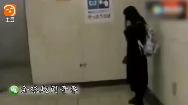 一名女子在路上不停跟空氣講話,路人們以為她是「神經病」下一秒鏡頭一轉,全部人嚇到說不出話來!「鏡子裡那個人到底是誰!」