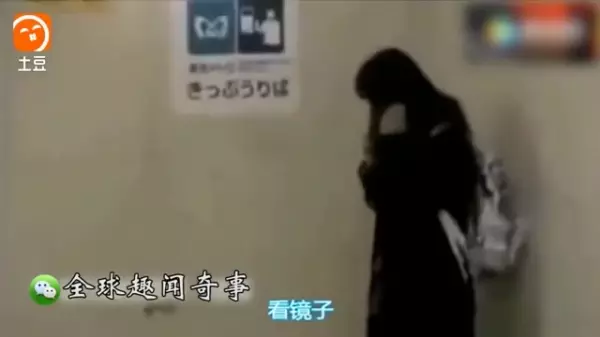 一名女子在路上不停跟空氣講話,路人們以為她是「神經病」下一秒鏡頭一轉,全部人嚇到說不出話來!「鏡子裡那個人到底是誰!」
