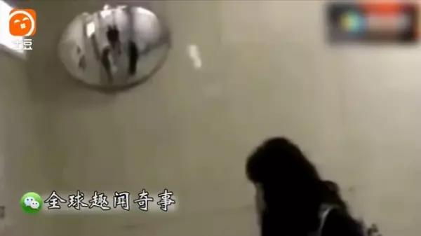 一名女子在路上不停跟空氣講話,路人們以為她是「神經病」下一秒鏡頭一轉,全部人嚇到說不出話來!「鏡子裡那個人到底是誰!」