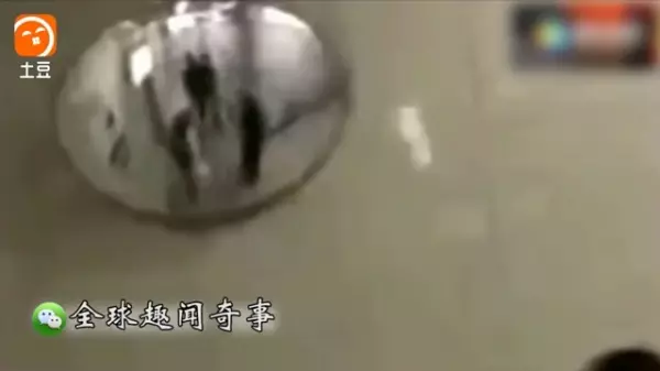 一名女子在路上不停跟空氣講話,路人們以為她是「神經病」下一秒鏡頭一轉,全部人嚇到說不出話來!「鏡子裡那個人到底是誰!」