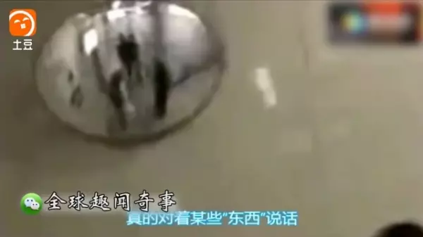 一名女子在路上不停跟空氣講話,路人們以為她是「神經病」下一秒鏡頭一轉,全部人嚇到說不出話來!「鏡子裡那個人到底是誰!」