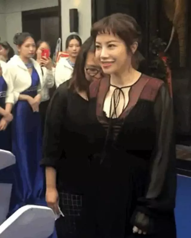 40歲徐懷鈺近照認不出,狗啃劉海很顯老,身材發福後竟撞臉李玟 !