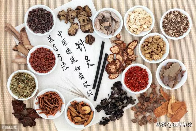 人有這4個表現,是中醫常說的「陰虛火旺」,得好好調理