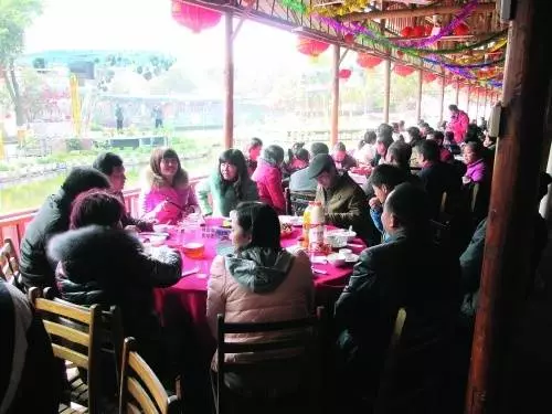 過年全家酒店吃飯,兒女們偷偷去買單,吃完老闆攔著不讓走
