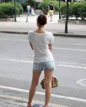 在外兩年,回來卻發現老婆總叉著腿走路,從門縫偷看,我咬破嘴唇