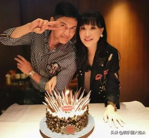 63歲呂良偉為小13歲嬌妻慶生,楊小娟打扮粉嫩卻比呂良偉還顯老