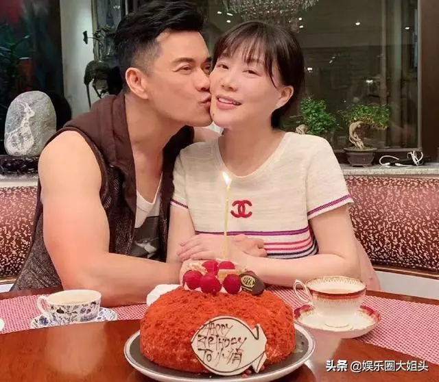 63歲呂良偉為小13歲嬌妻慶生,楊小娟打扮粉嫩卻比呂良偉還顯老
