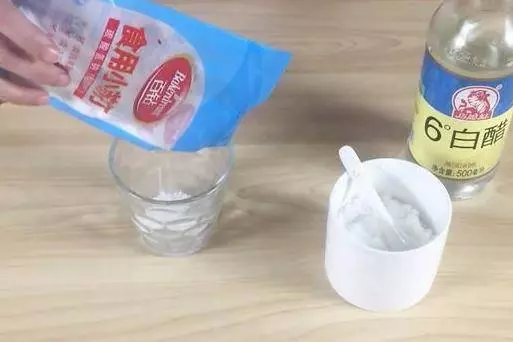 不管冰箱膠條多髒多黑,教你學一招,不用一滴水,幾分鐘就恢復如新,太實用