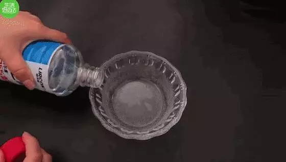 不管冰箱膠條多髒多黑,教你學一招,不用一滴水,幾分鐘就恢復如新,太實用