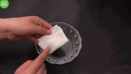 不管冰箱膠條多髒多黑,教你學一招,不用一滴水,幾分鐘就恢復如新,太實用