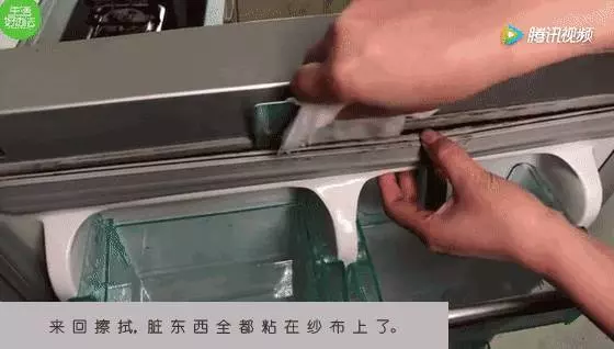 不管冰箱膠條多髒多黑,教你學一招,不用一滴水,幾分鐘就恢復如新,太實用