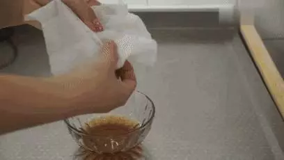 不管冰箱膠條多髒多黑,教你學一招,不用一滴水,幾分鐘就恢復如新,太實用