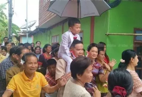 4歲孿生兄妹舉行婚禮 父親:遵循古時候的習俗