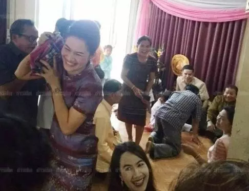 4歲孿生兄妹舉行婚禮 父親:遵循古時候的習俗