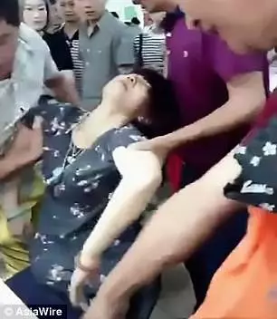 大陸大媽摔斷玉手鐲「價格讓她當場嚇暈」,鑑價出爐後她卻只肯賠「4萬」!