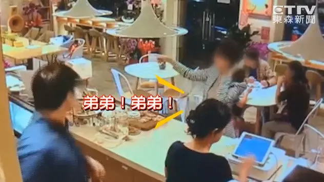 3歲兒「啵」捅爆90萬音響!監視畫面曝光..「媽媽死命硬抝」! 網揭穿她暗黑兵法: 吃相難看