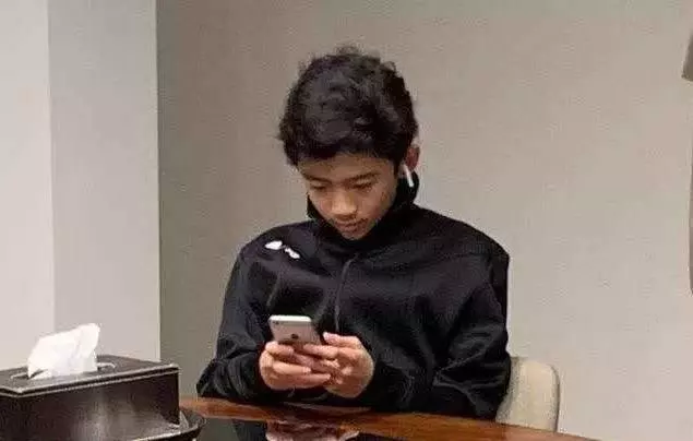 謝霆鋒兒子Lucas穿西裝表演節目,又高又帥,顏值果然不比爸爸低,張柏芝:真系高過我啦