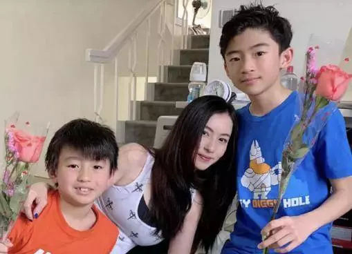 謝霆鋒兒子Lucas穿西裝表演節目,又高又帥,顏值果然不比爸爸低,張柏芝:真系高過我啦