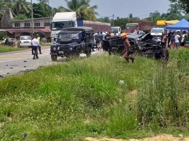 消防員受召到車禍現場救援,驚見親生妹妹被夾斃在車內,當場死亡~ 他忍痛清理現場, 執行任務……