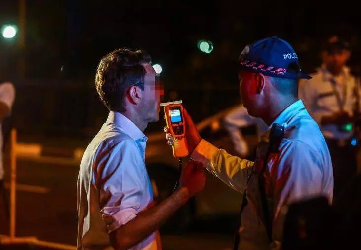 震驚!貝克漢姆開車看了一眼手機,被禁止開車6個月