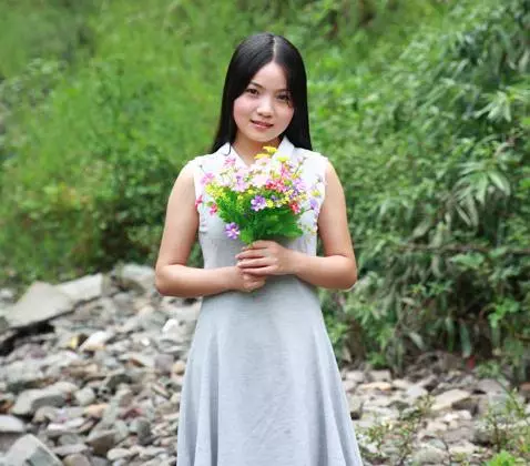 後媽和我相處8年,我無意中發現她一袋子照片,我嚇懵了