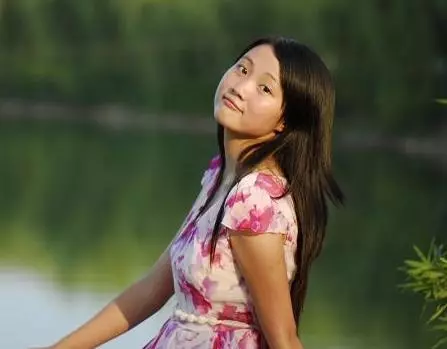後媽和我相處8年,我無意中發現她一袋子照片,我嚇懵了
