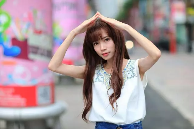 前妻嫌我沒錢,離婚4年後她拿錢砸我,我對著農村老婆笑了