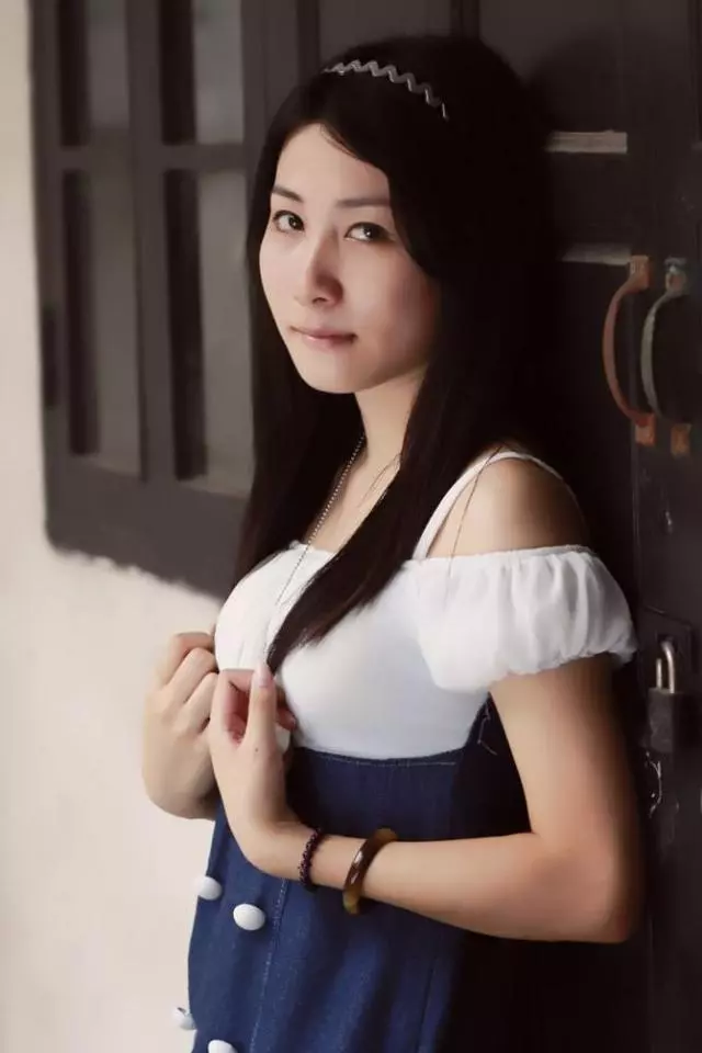 前妻嫌我沒錢,離婚4年後她拿錢砸我,我對著農村老婆笑了