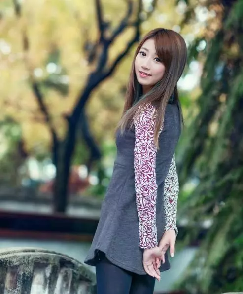 前妻嫌我沒錢,離婚4年後她拿錢砸我,我對著農村老婆笑了