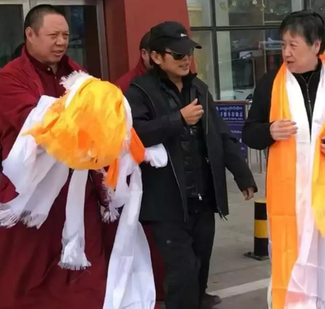 李連杰現身寺院,全寺老小出動接待獻哈達,57歲利智陪伴撞臉熱巴!